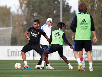 Casemiro y Camavinga, este jueves en el entrenamiento del Madrid ante las miradas de Ancelotti y Modric.