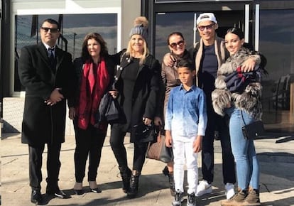 Cristiano Ronaldo y su familia, a punto de partir a la entrega del Balón de Oro.