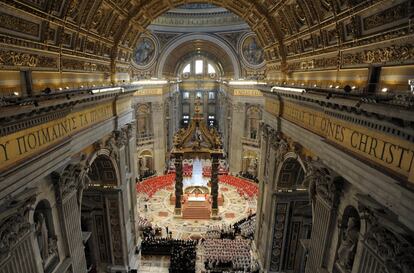 Vista panorámica de la Basílica de San Pedro durante la misa 'Pro eligendo Pontifice'.