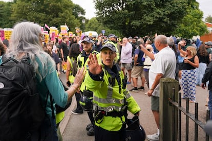 Una agente de policía se enfrenta a los manifestantes de Epping el 27 de julio
