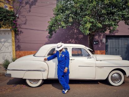 Pachuco Nereidas posa con su espectacular Dodge blanco de 1950.