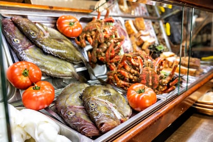 Mostrador de producto, en la sala del restaurante. 