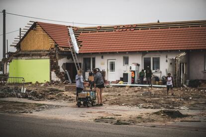 Vecinos y voluntarios colaboran en la reparación de los daños en Hruski, una población de 1.600 habitantes. “Hacen falta más instrumentos de intervención rápida” frente a los fenómenos climáticos extremos, afirma Ernest Urtasun (Catalunya en Comú), vicepresidente del grupo de los Verdes en el Parlamento Europeo.