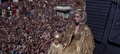 Cleopatra (1963) de Joseph L.Mankiewicz. Después de las sucesivas reinas del Nilo encarnadas por Theda Bara, Claudette Colbert y Vivien Leight, le llegó el turno a Elizabeth Taylor y aunque la película casi deja en bancarrota a la Fox, se encontró con el premio gordo de la lotería cuando se destapó el flechazo entre la actriz y su Marco Antonio de película, Richard Burton. La entrada de Cleopatra en Roma escoltada por una compañía de bailarines zulúes en la mejor tradición de Las Vegas queda como uno de sus momentos más memorables.