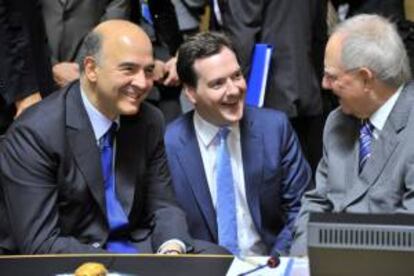 El ministro francés de finanzas, Pierre Moscovici, conversa con el ministro británico de Economía, George Osborne (centro) y el ministro alemán de finanzas Wolfgang Schaeuble, en Luxemburgo. EFE/Archivo