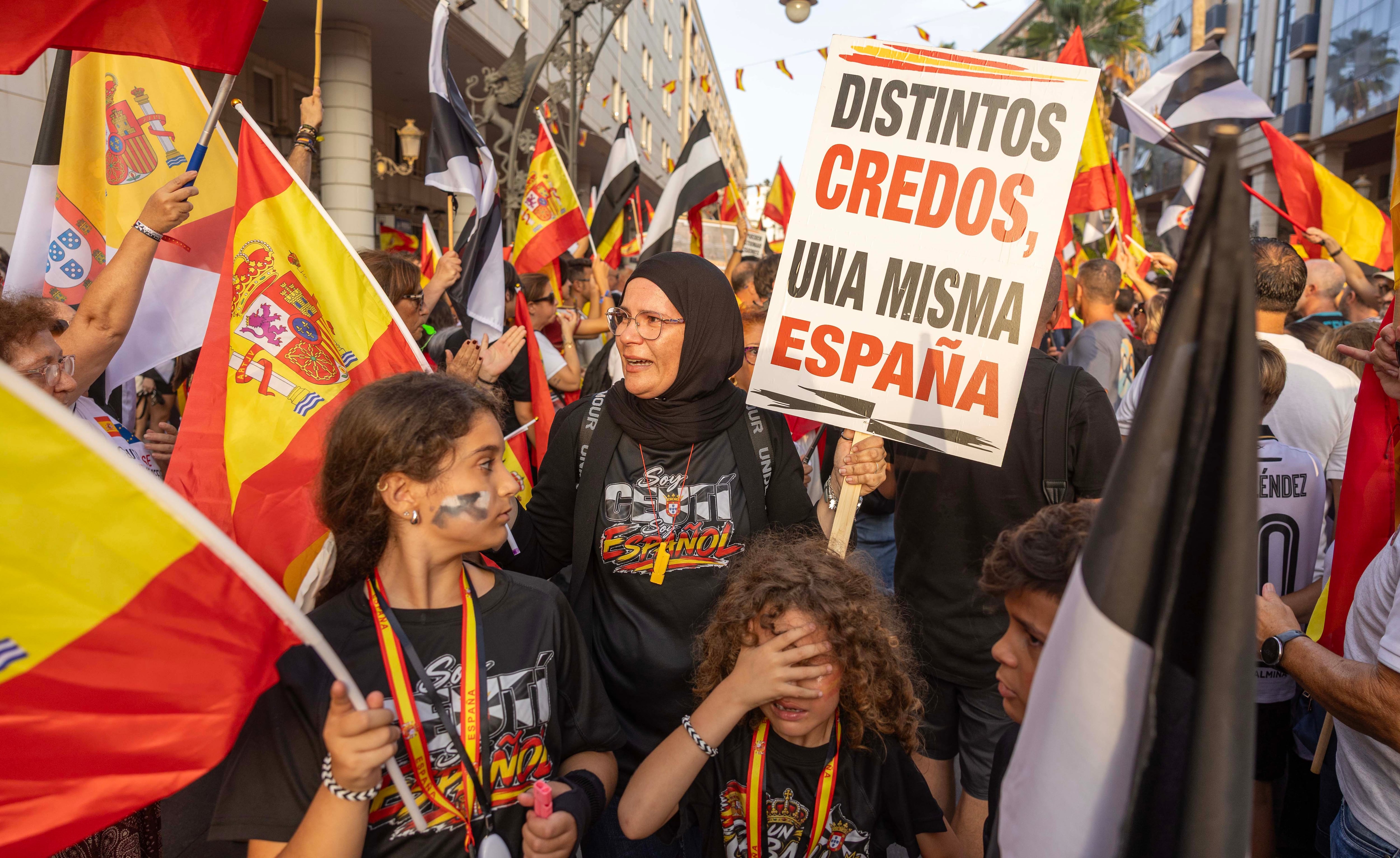 Mujeres y niños también se han sumado a la manifestación de este miércoles en Ceuta. 