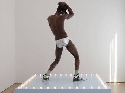 'Go-go dancing platform', realitzada per Félix González-Torres el 1991.