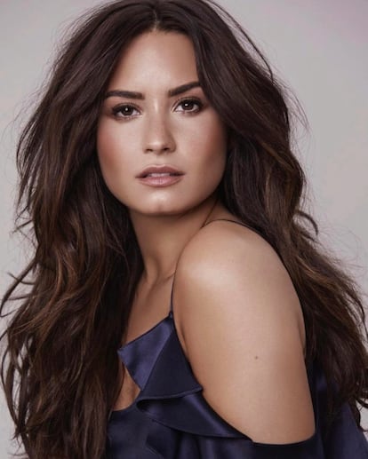 <p>Demi Lovato se ha enfrentado tantas veces a los ‘haters’ de sus redes sociales que incluso les dedicó una canción. El título del tema: ‘Really Don’t Care’ (Realmente no me importa, en castellano). La cantante ha hecho frente a quienes la han criticado por su peso en más de una ocasión. “Adivinen, estoy sana y feliz, y si odias mi peso, tú evidentemente no lo estás”, les dijo en una ocasión.</p></br>
<p>La cantante ha confesado en el pasado sus problemas con las adicciones así como también su bulimia. Y aunque no siempre ha estado a gusto con su cuerpo, hoy lo celebra. “Aprendiendo a amar mis curvas. En realidad las solía odiar… Pero después alguien especial me ayudó a aprender cómo amarlas. Y él las ama también”, escribió en julio de 2015 junto a una imagen en la que aparecía tumbada con pantalones cortos.</p></br>
