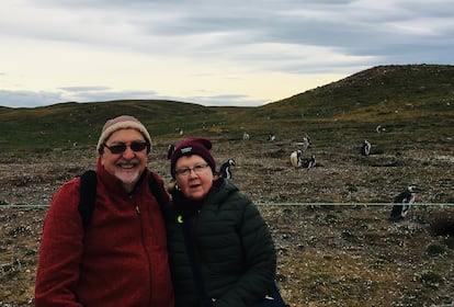 Mary Ellen y Daniel Petrucelli, en una parada en las Malvinas en la primera semana del crucero.