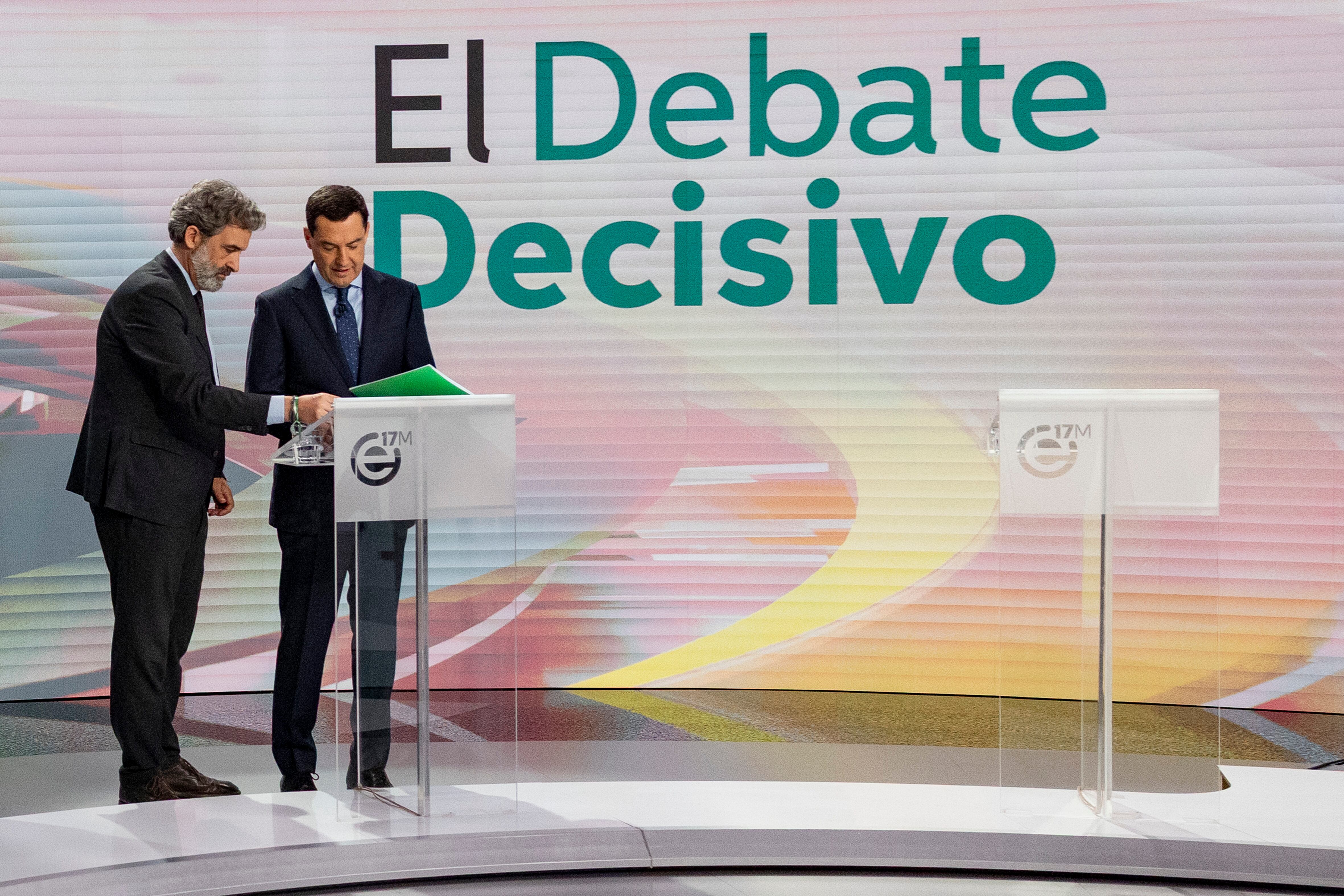 El candidato a la presidencia de la Junta de Andalucía, Juan Manuel Moreno, antes de comenzar el debate en Canal Sur. FOTO: PACO PUENTES (EL PAÍS)