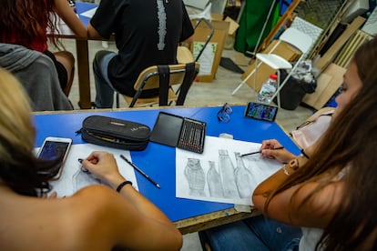 Estudiantes de bachillerato usan el móvil durante una clase de dibujo artístico en el instituto La Vall de Tenes.