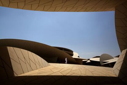 Vista del Museo Nacional de Catar inaugurado en Doha , el 28 de marzo de 2019. El museo, diseñado por Jean Nouvel, es la mayor exposición de historia local del planeta con más de 8.000 metros cuadrados. Su construcción se realizó durante casi 10 años, con un costo estimado de 434 millones de dólares. La compleja forma arquitectónica de una rosa del desierto, que se encuentra en las regiones áridas de Catar, ha inspirado el llamativo diseño del edificio de Jean Nouvel.