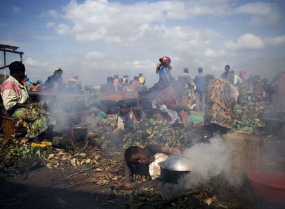 Muchos de los congoleños que han abandonado sus casas se han trasladado al campo de refugiados de Kibati, aún dentro de la región de Kibu Norte, situada en el este del Congo. Esta región, es rica en coltán  (imprescindible para los teléfonos móviles y las videoconsolas) y otros minerales. En la imagen un niño en el campo de refugiados intenta cuida el fuego de la cocina.