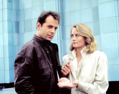 Cybill Shepherd y Bruce Willis en una imagen publicitaria del primer episodio de 'Luz de Luna', emitido en 1985.