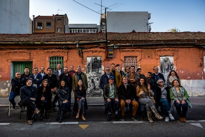 Encuentro internacional Robert Capa, frente al edificio de la calle Peironcely, 10, en Entrevías, Madrid