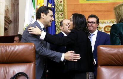 Juan Manuel Moreno abraza y felicita a la nueva presidenta de la Mesa del Parlamento andaluz, Marta Bosquet, de Ciudadanos.