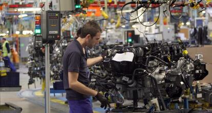 Un trabajador en la planta de motores de Ford en Almussafes.