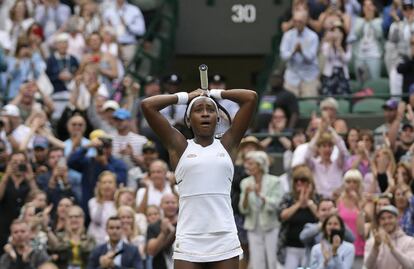 La tenista Cori 'Coco', de 15 años, muestra su sorpresa tras derrotar a la pentacampeona de Wimbledon Venus Williams, de 39, el 1 de julio de 2019.