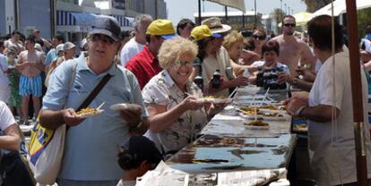 Reparto de paella en la playa de la Malva-rosa de Valencia durante la protesta por la decisión de Costas de reducir el tamaño de las terrazas.