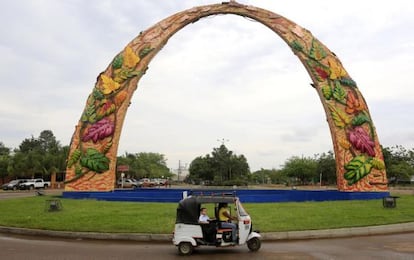 El arco de entrada de Puerto Gaitán.