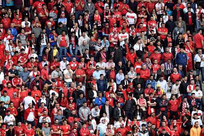 La hinchada turca en el Parque de los Principes de París durante el Croacia-Turquía. 