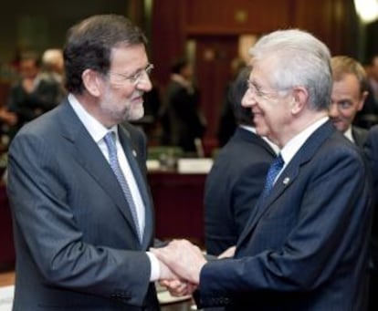 Mariano Rajoy saluda a Mario Monti.