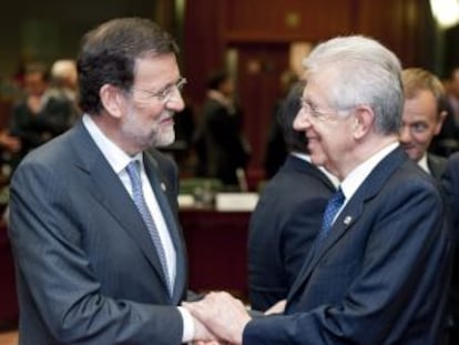 Mariano Rajoy saluda a Mario Monti.
