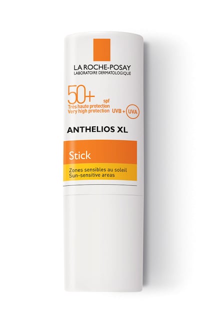 Además del frío, el sol también es otra agresión para la piel en invierno, algo que saben bien los esquiadores. Con Anthelios Stick Zonas Sensibles, de La Roche-Posay, se protege de los rayos UVB y UVA a esas áreas tan delicadas como la nariz, los labios o las orejas. Para utilizar sobre la crema hidratante.