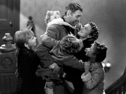 En el sentido de las agujas del reloj desde arriba: James Stewart, Donna Reed, Carol Coombs, Jimmy Hawkins, Larry Simms y Karolyn Grimes, escena de la película: ¡Qué bello es vivir!