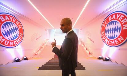 Guardiola cruza el túnel de vestuarios que desemboca en el césped del Allianz Arena.