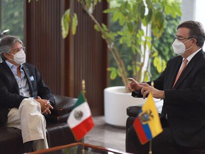 El titular de Exteriores de México, Marcelo Ebrard (derecha), durante una reunión con el presidente de Ecuador, Guillermo Lasso, en Ciudad de México