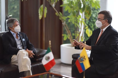 El titular de Exteriores de México, Marcelo Ebrard (derecha), durante una reunión con el presidente de Ecuador, Guillermo Lasso, en Ciudad de México