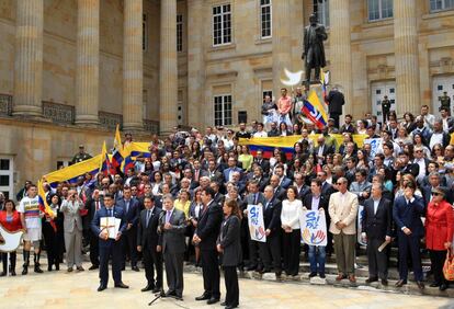 El presidente de Colombia, Juan Manuel Santos (c), habla durante la entrega al Congreso colombiano el texto definitivo del acuerdo de paz con la guerrilla de las FARC, como paso previo para la convocatoria del plebiscito del 2 de octubre, en el que los ciudadanos decidirán si lo aprueban o no, en Bogotá (Colombia).