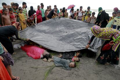 Ciudadanos rohingyas cubren los cuerpos de fallecidos en Shah Porir Deep en Bangladés, el 31 de agosto de 2017. Tres embarcaciones de rohingyas que huían de la violencia en Myanmar volcaron en Bangladés y alrededor de dos docenas de cuerpos de mujeres y niños fueron recuperados, según las autoridades.