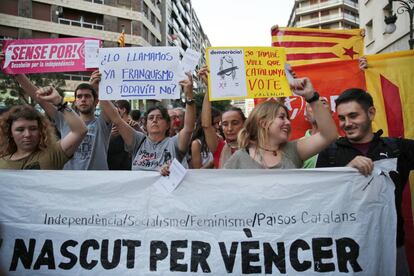 Participantes en la concentración convocada en Valencia en apoyo a Catalunya.