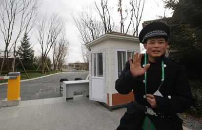 Un oficial de seguridad prohíbe hacer fotos en los alrededores del complejo Yanqi Lake, al norte de Pekín (China), donde se ha celebrado la cumbre Asia-Pacífico.