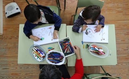 Alumnos en el colegio rural agrupado Nuez de Aliste en el municipio de San Vitero (Zamora). Aquí la educación es casi personalizada. Están a la última: pizarra digital, casi ordenador por niño. Mientras los mayores dan matemáticas, otra profesora trabaja con los pequeños.