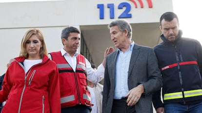 Pradas, junto a Mazón, el presidente del PP, Alberto Núñez Feijóo, y el presidente de la Diputación de Valencia, Vicente José Mompó, el 31 de octubre, cuando el líder popular visitó el Centro de Coordinación de Emergencias de la Comunidad Valenciana.