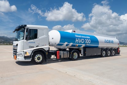 Imagen de un camión cisterna de Moeve con diésel renovable para uso en aviones.
