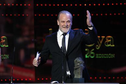 Lluis Homar recibe su Goya a mejor actor de reparto.