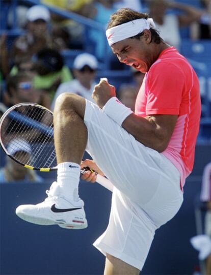 Nadal, tras romper el saque al francés Julien Benneteau durante el partido del Masters 1000 de cincinnati en el que se impuso el español por 5-7, 7-6(8), 6-2.