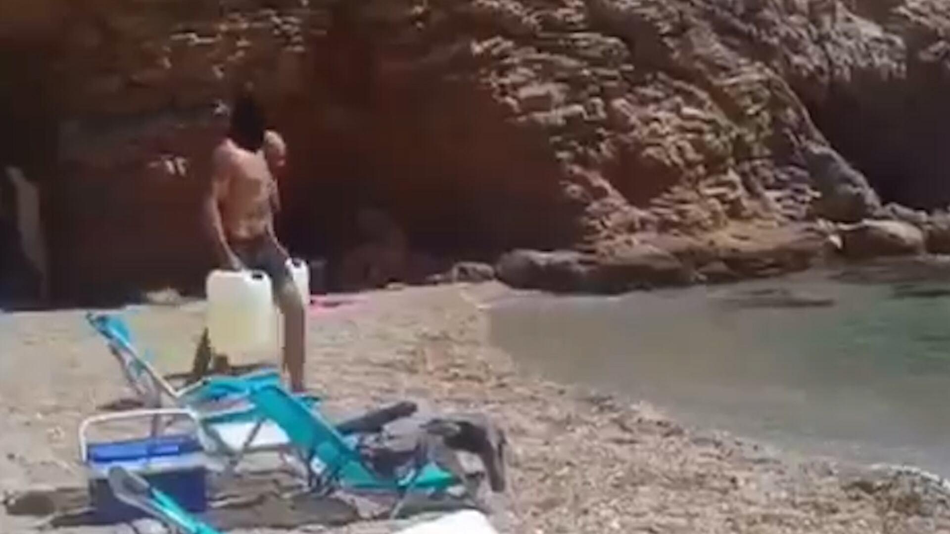 La Guardia Civil busca a cuatro encapuchados que cargaron gasolina en una lancha en una playa de Cartagena a plena luz del día