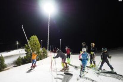 Varios niños esquían de noche en La Masella.