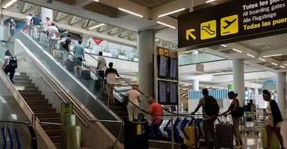 Pasajeros en el interior del aeropuerto de Palma de Mallorca. 