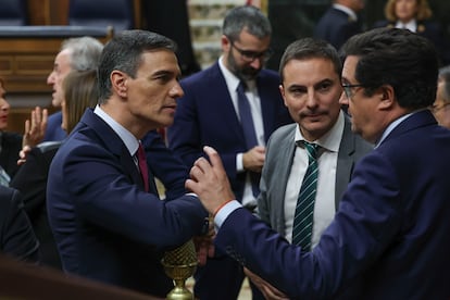 El secretario general del PSOE y presidente del Gobierno, Pedro Sánchez (c), junto al portavoz del PSOE en la Asamblea de Madrid, Juan Lobato (c), durante el primer día del debate de investidura.