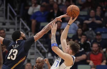 Anthony Davis impide un tiro de Doncic.