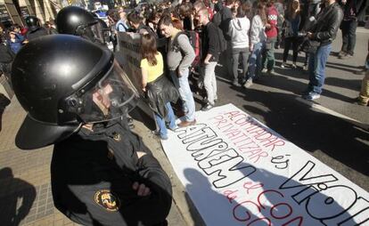 Protesta de estudiantes y trabajadores de la universidad ante la sede de Universidades, en la Via Laietana de Barcelona.