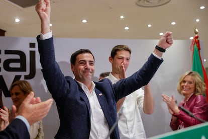 El candidato a lehendakari del PNV, Imanol Pradales, celebra los resultados electorales, este domingo en Bilbao.