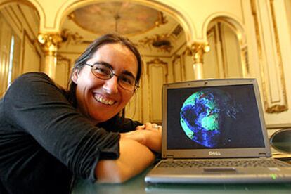 Isabel Cacho, con una representación del relieve terrestre, fotografiada recientemente en Barcelona.