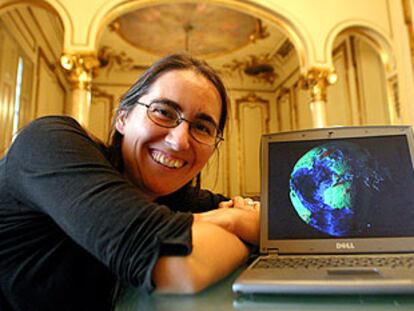 Isabel Cacho, con una representación del relieve terrestre, fotografiada recientemente en Barcelona.